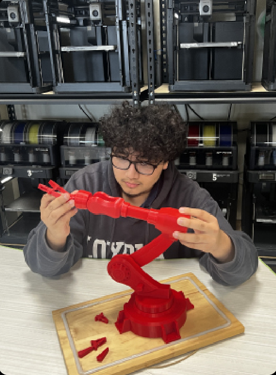 Benjamin Serafin '25 Tinkers With 3D-Printed Arm In Innovation Lab